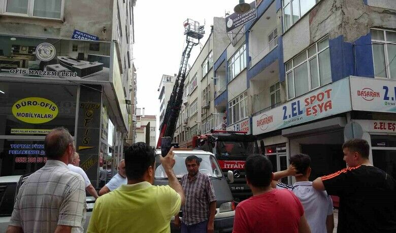 Çatı katında yangın
Çatı katında yangın