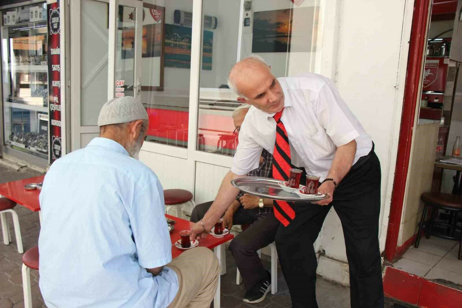 Kravatlı çaycı
