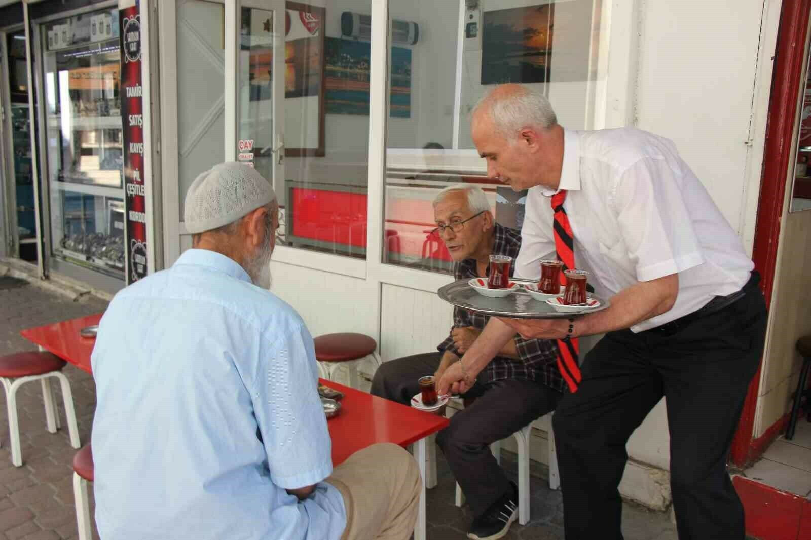 Kravatlı çaycı
