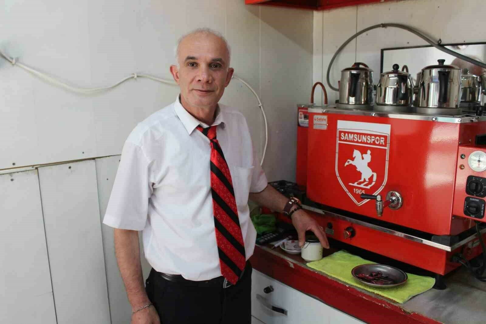 Kravatlı çaycı
