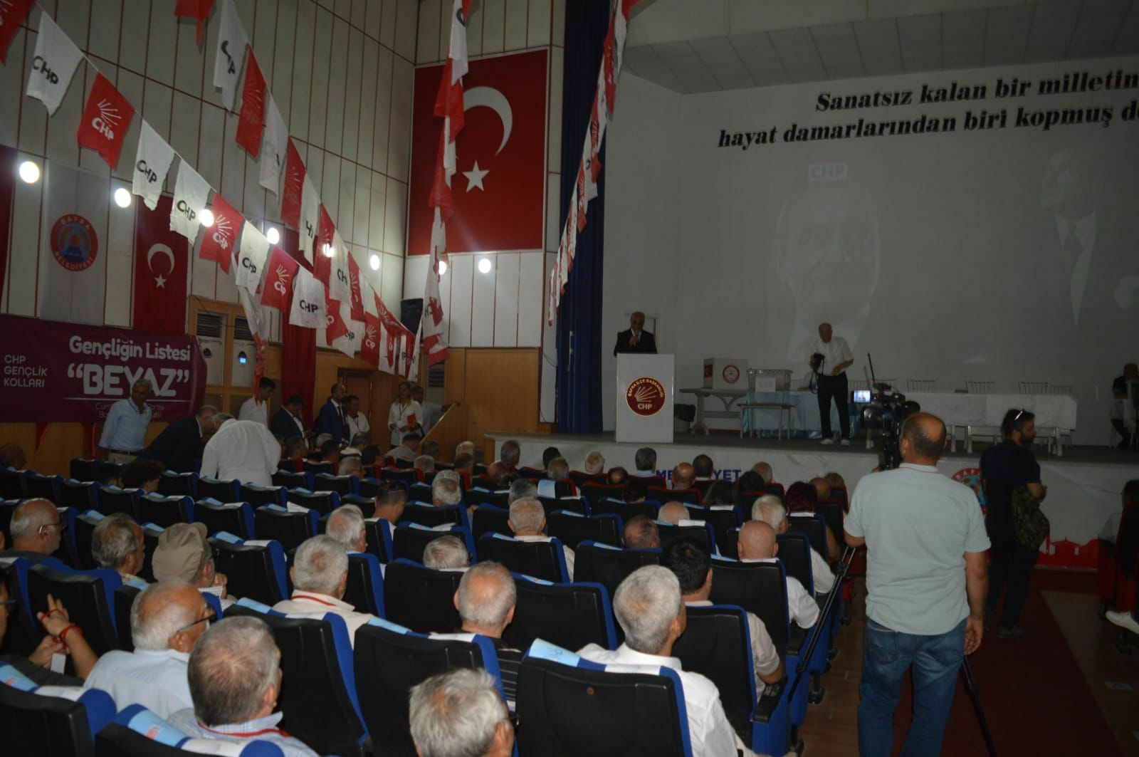 Chp Delegesi Başkanını Seçti