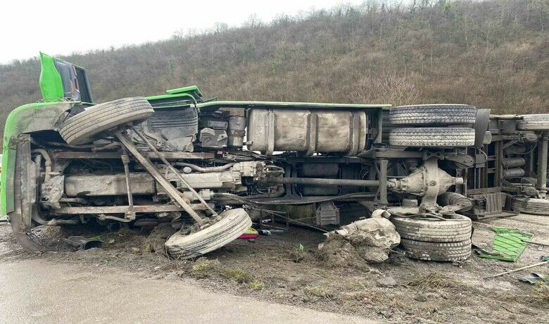 Tır devrildi: 1 yaralı
Tır devrildi: 1 yaralı