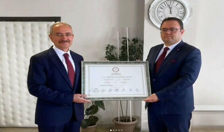 Dündar, mazbatasını aldı
Dündar, mazbatasını aldı