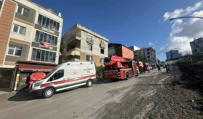 3 katlı binada yangın paniği
3 katlı binada yangın paniği