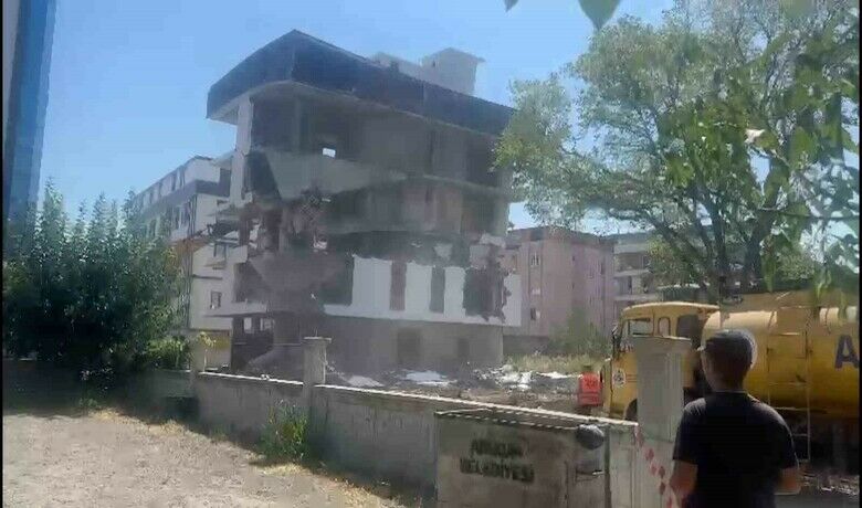 Atakum’da kaçak yapı yıkıldı
Atakum’da kaçak yapı yıkıldı