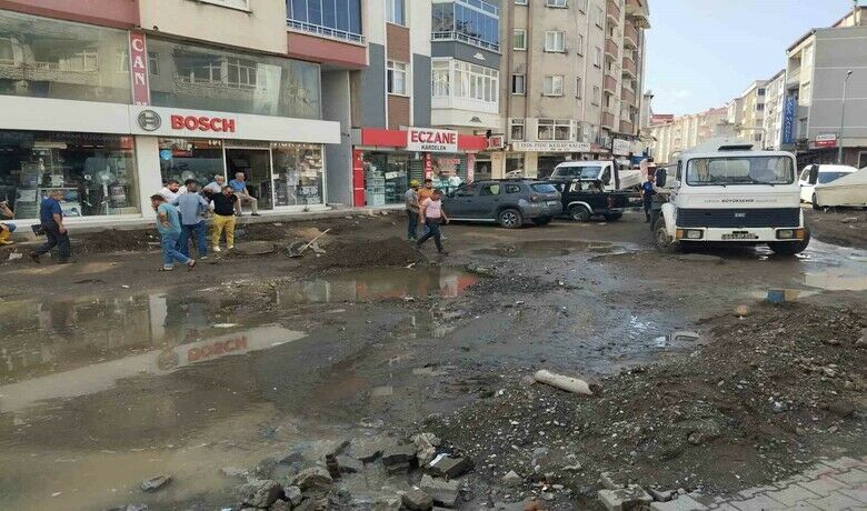 Cadde göle döndü
Cadde göle döndü