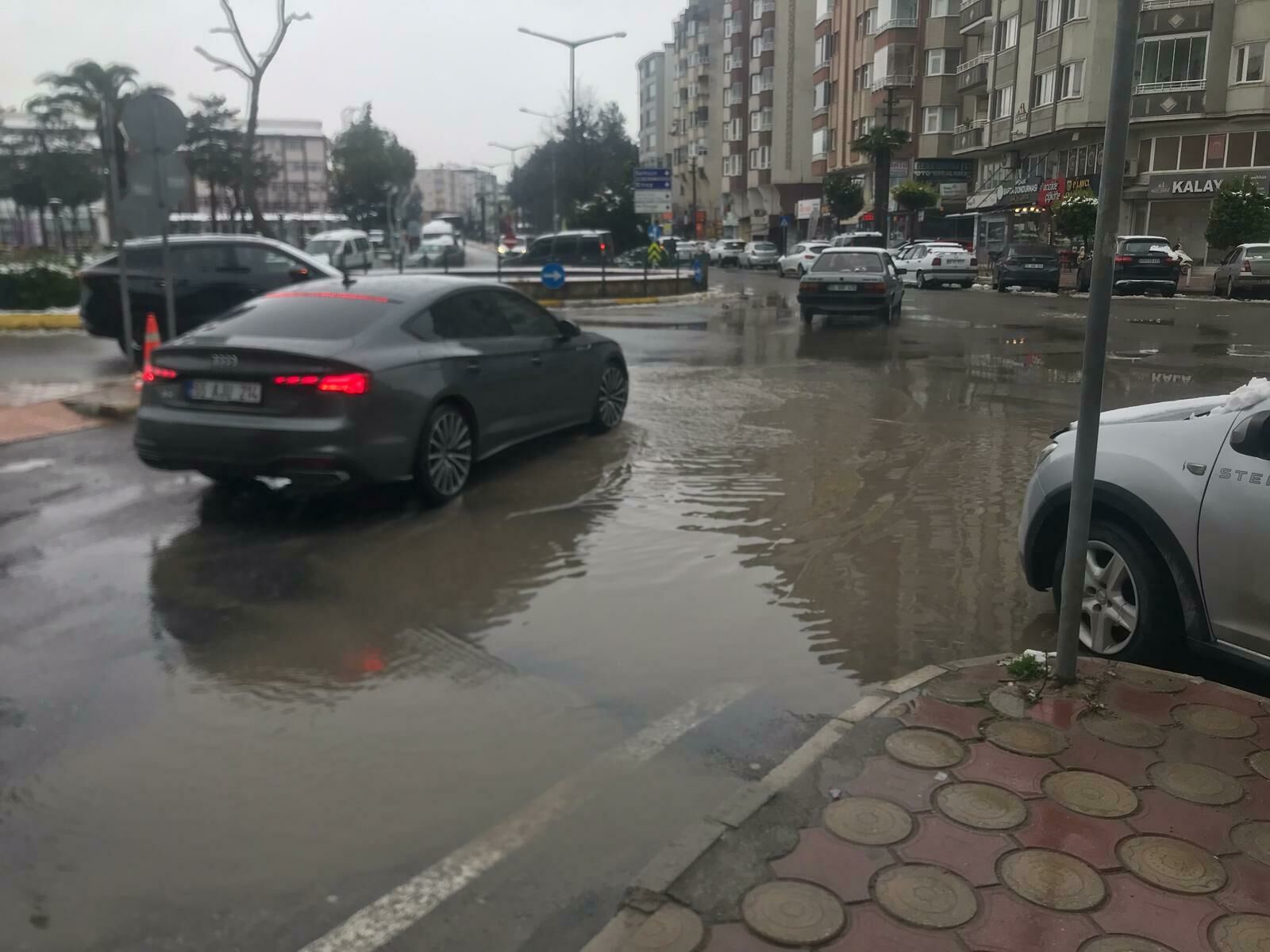 Bafra'da yağmur suyu birikintisi sorunu