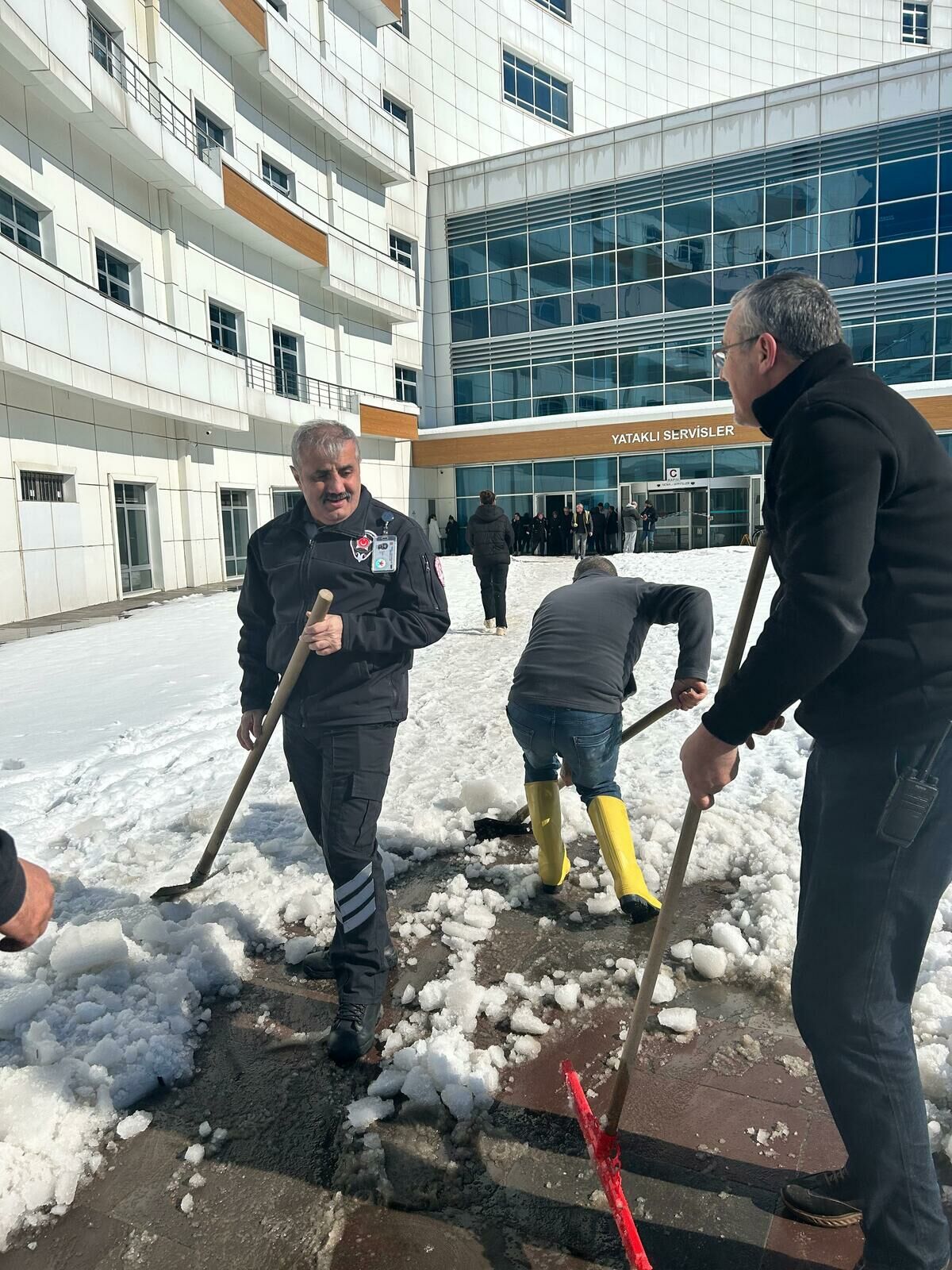 Bafra Devlet Hastanesinde Kar Temizliği