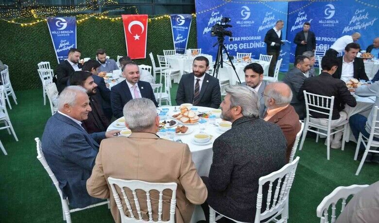 Milli gençlik iftarda
Milli gençlik iftarda