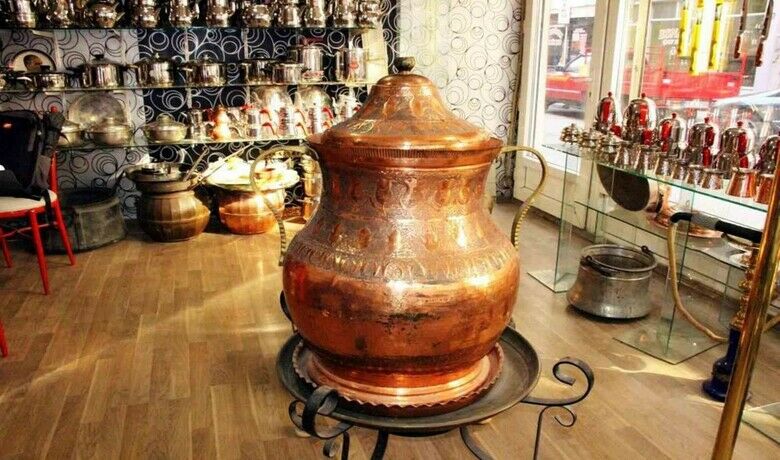 Dev bakraca evladı gibi bakıyor
Dev bakraca evladı gibi bakıyor