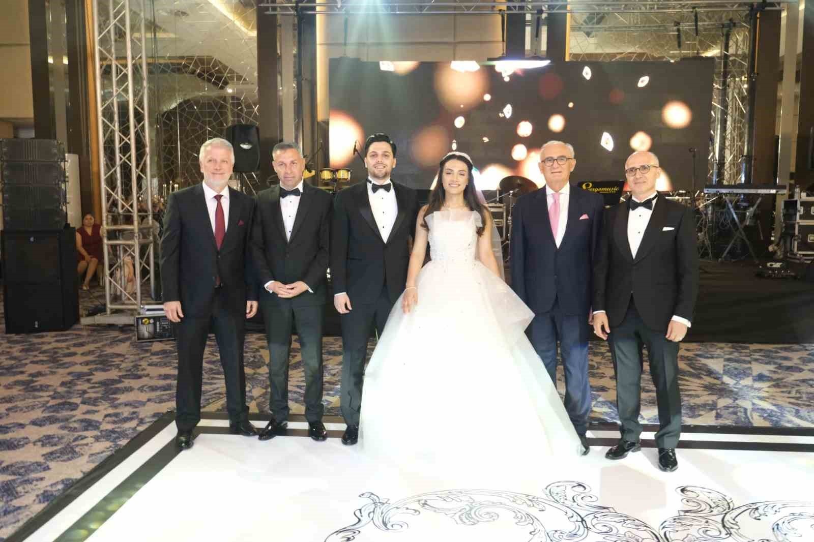 Görkemli Düğünle Mutluluğa ’evet’ Dediler
Görkemli Düğünle Mutluluğa ’evet’ Dediler