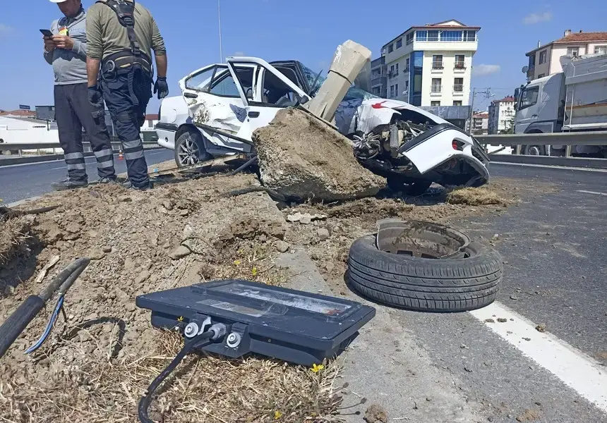 Bafra'da Otomobil Direği Devirip Karşı Şeride Geçti