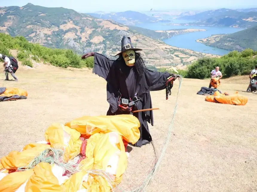 Cadı Kostümüyle Yamaç Paraşütü Yaptı, Festivalde İlgi Odağı Oldu
