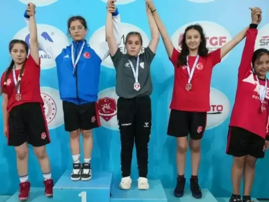 Bafralı minik güreşçiler Türkiye üçüncülüğü kupasını kazandı