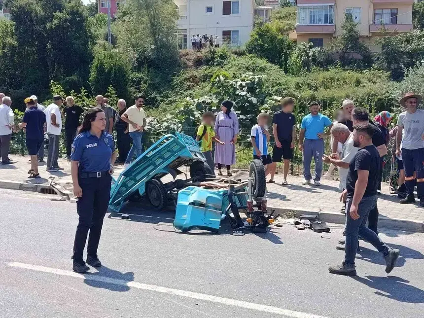Yakakent'te Otomobil ile patpat çarpıştı: 2’si ağır 4 yaralı
