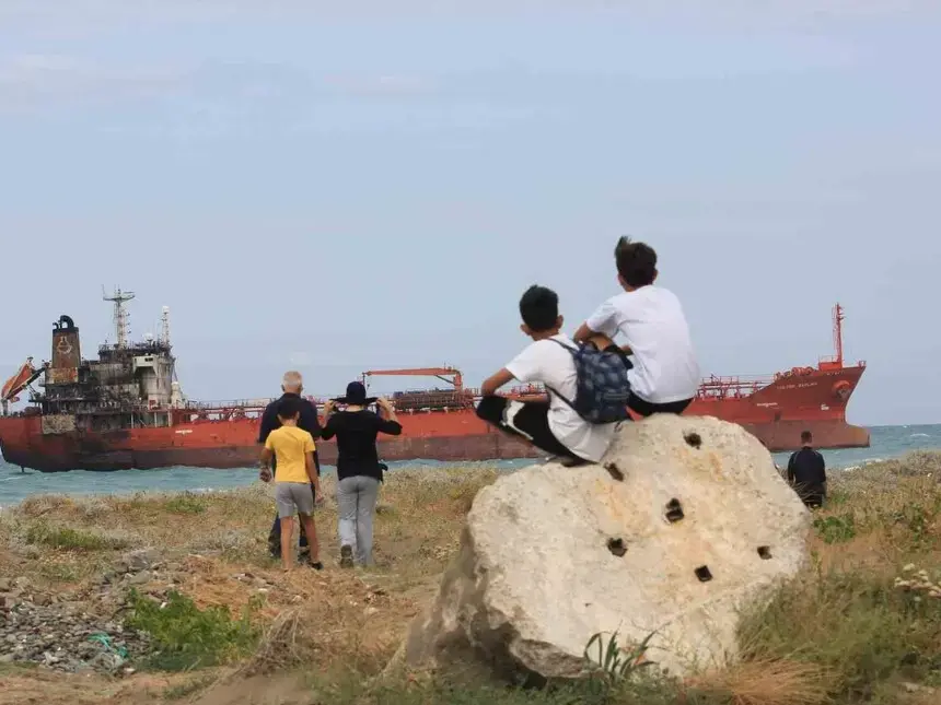 Dron Saldırısı Sonrası Karaya Oturan Gemi İlgi Odağı Oldu