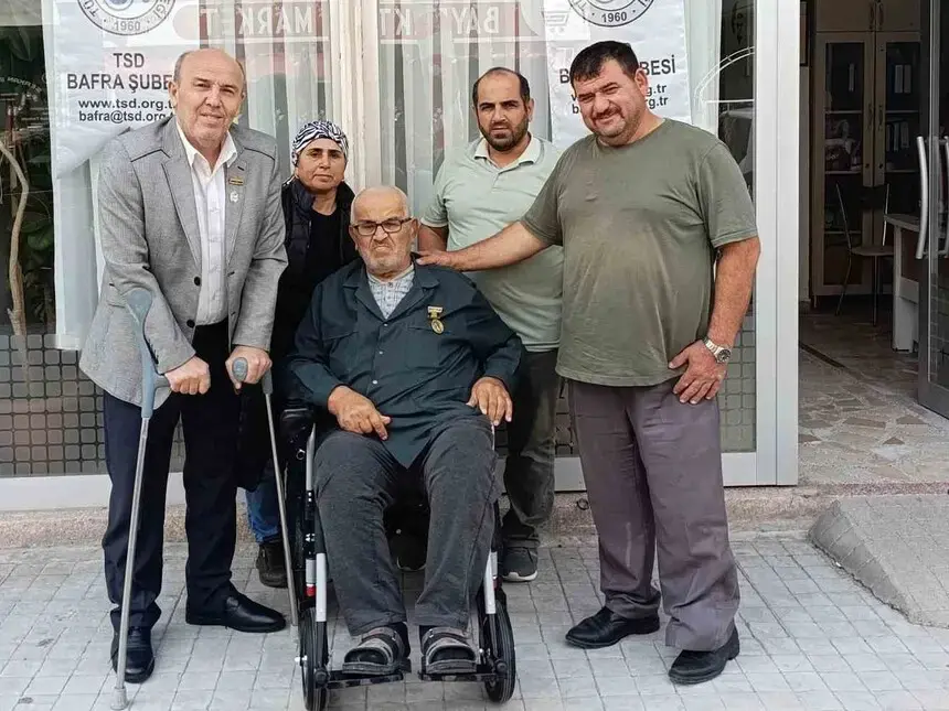 Sakatlar Derneğinden şehit babasına akülü sandalye hediyesi
