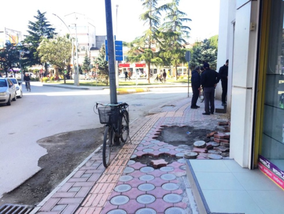 Bafra’nın Göbeğinde Bozuk Kaldırım Bafra’nın Göbeğinde Bozuk Kaldırım