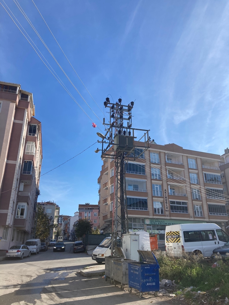 Apartmandan Çöpe Atıldı, Aracın Üzerine Boşaldı Apartmandan Çöpe Atıldı, Aracın Üzerine Boşaldı