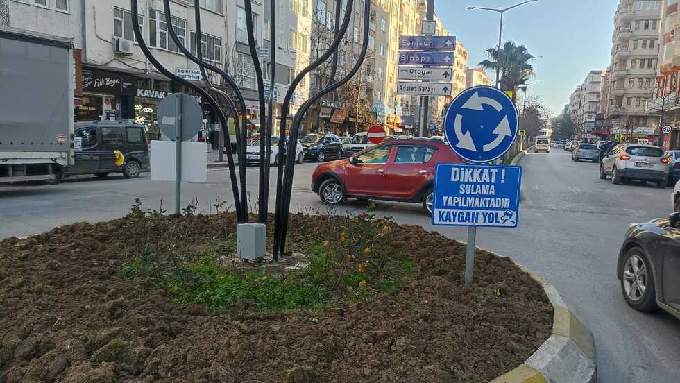 Bafra'da Trafik Adasında Uyarı Tabelaları Bafra'da Trafik Adasında Uyarı Tabelaları
