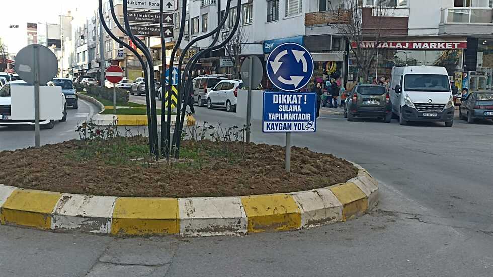 Bafra'da Trafik Adasında Uyarı Tabelaları Bafra'da Trafik Adasında Uyarı Tabelaları