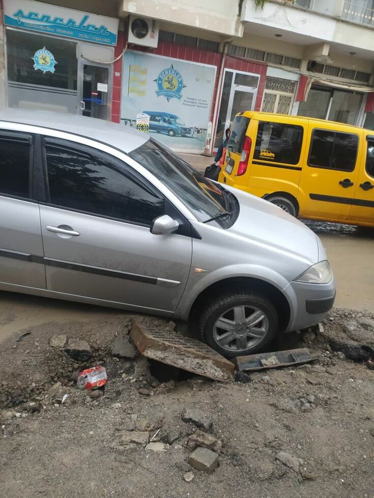 Otomobil Mazgal Çukuruna Düştü! Otomobil Mazgal Çukuruna Düştü!