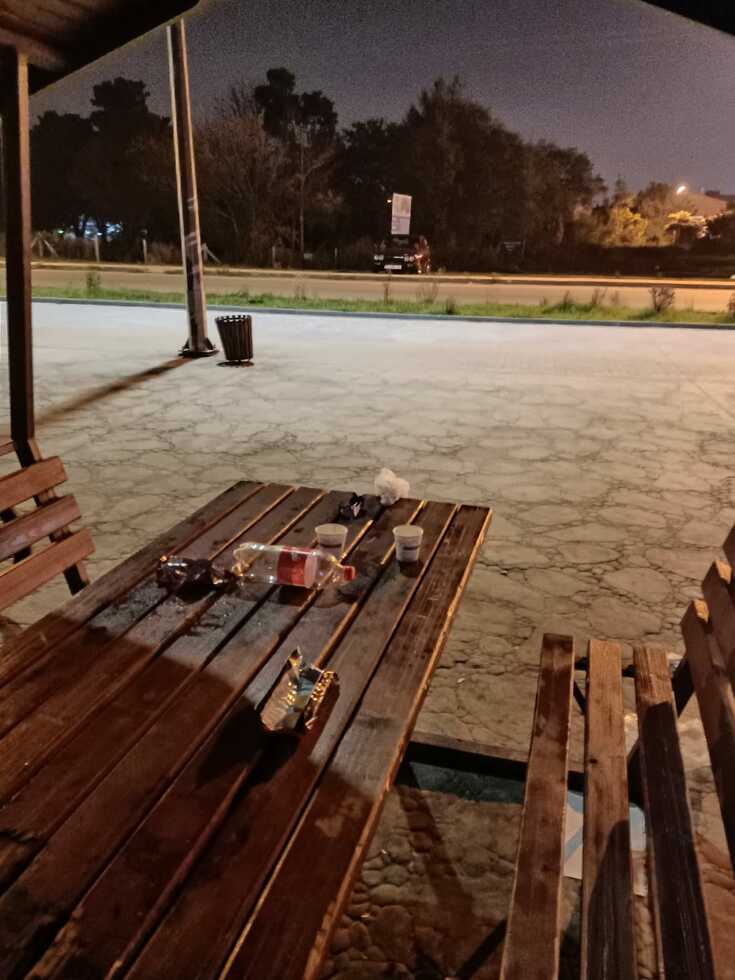 Çöplerini Çardakta Bırakıp Gittiler! Çöplerini Çardakta Bırakıp Gittiler!