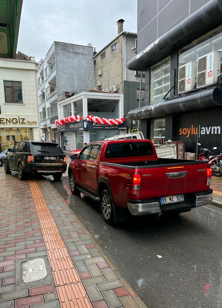 Her İki Kaldırıma Park, Trafiği Tıkadı Her İki Kaldırıma Park, Trafiği Tıkadı