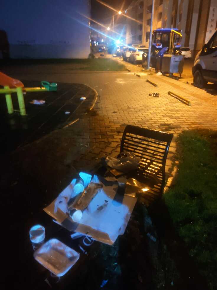 Yiyip İçip Parkta Bıraktılar