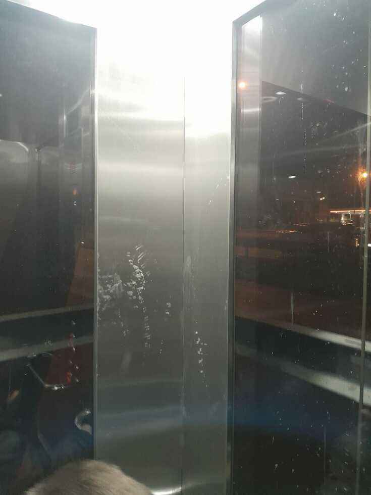 Üst Geçit Asansörüne Tekmeli Saldırı Üst Geçit Asansörüne Tekmeli Saldırı