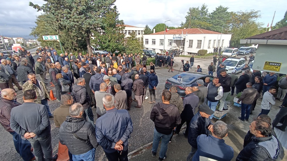 Bafralı Çiftçilerden Dsi Su Zammına Karşı Eylem Bafralı Çiftçilerden Dsi Su Zammına Karşı Eylem